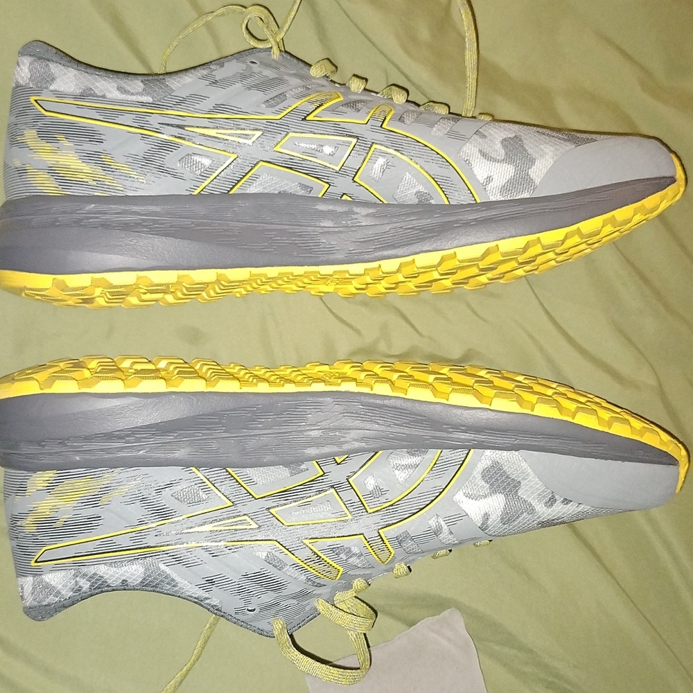 Men's Asics Gel Scram 5 size 10.5 grey camo with yellow shoes